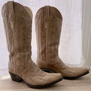 Patriotic, coastal cowgirl! Couture Los San Marcos by Old Gringo.